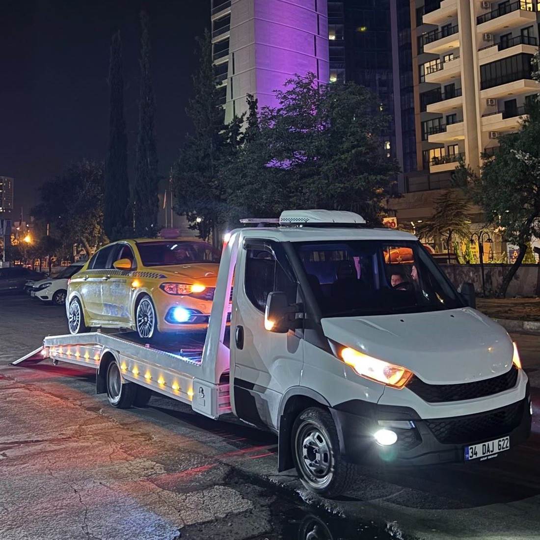 Gece 7/24 çekici hizmeti — aracın çekiciye yüklenmesi